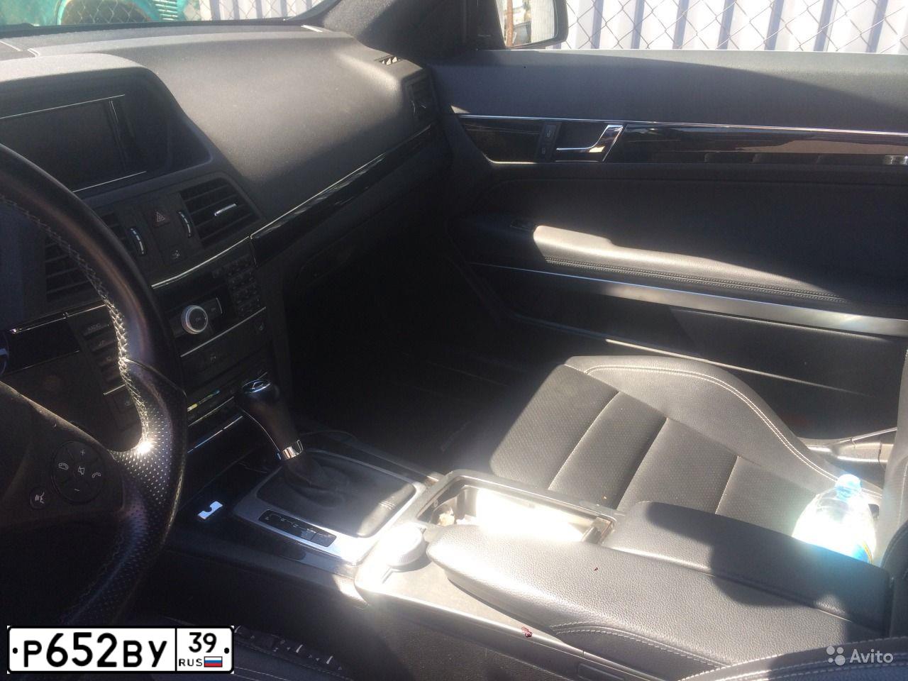 Фото автомобиля MERCEDES E-KLASSE, 2010 — госномер Р652ВУ39. Цвет: ЧЕРНЫЙ