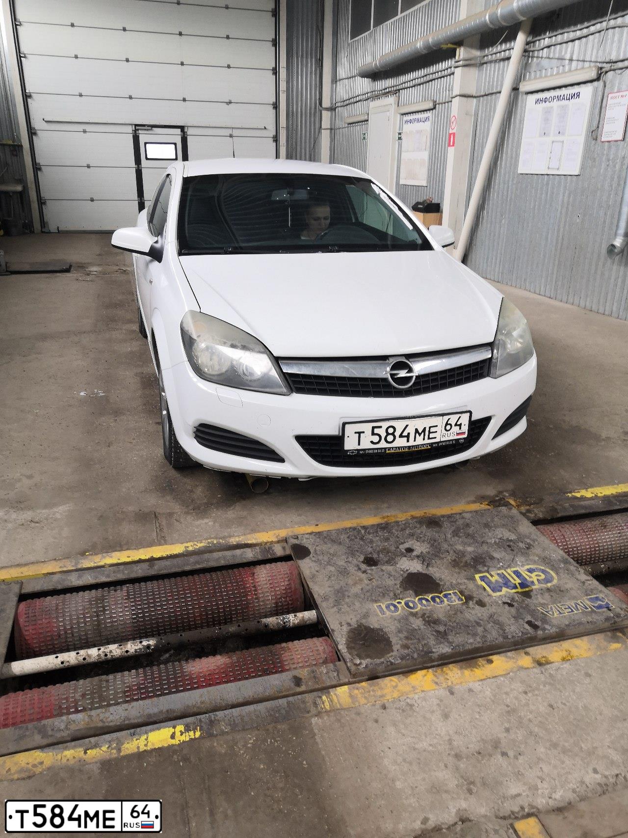 Фото автомобиля OPEL ASTRA, 2007 — госномер Т584МЕ64. Цвет: Белый