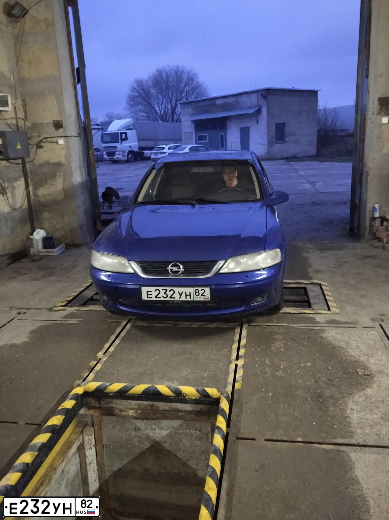 Фото автомобиля OPEL VECTRA, 2000 — госномер Е232УН82. Цвет: синий