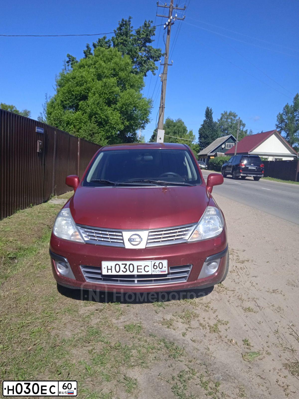 Фото автомобиля NISSAN TIIDA, 2007 — госномер Н030ЕС60. Цвет: КРАСНЫЙ