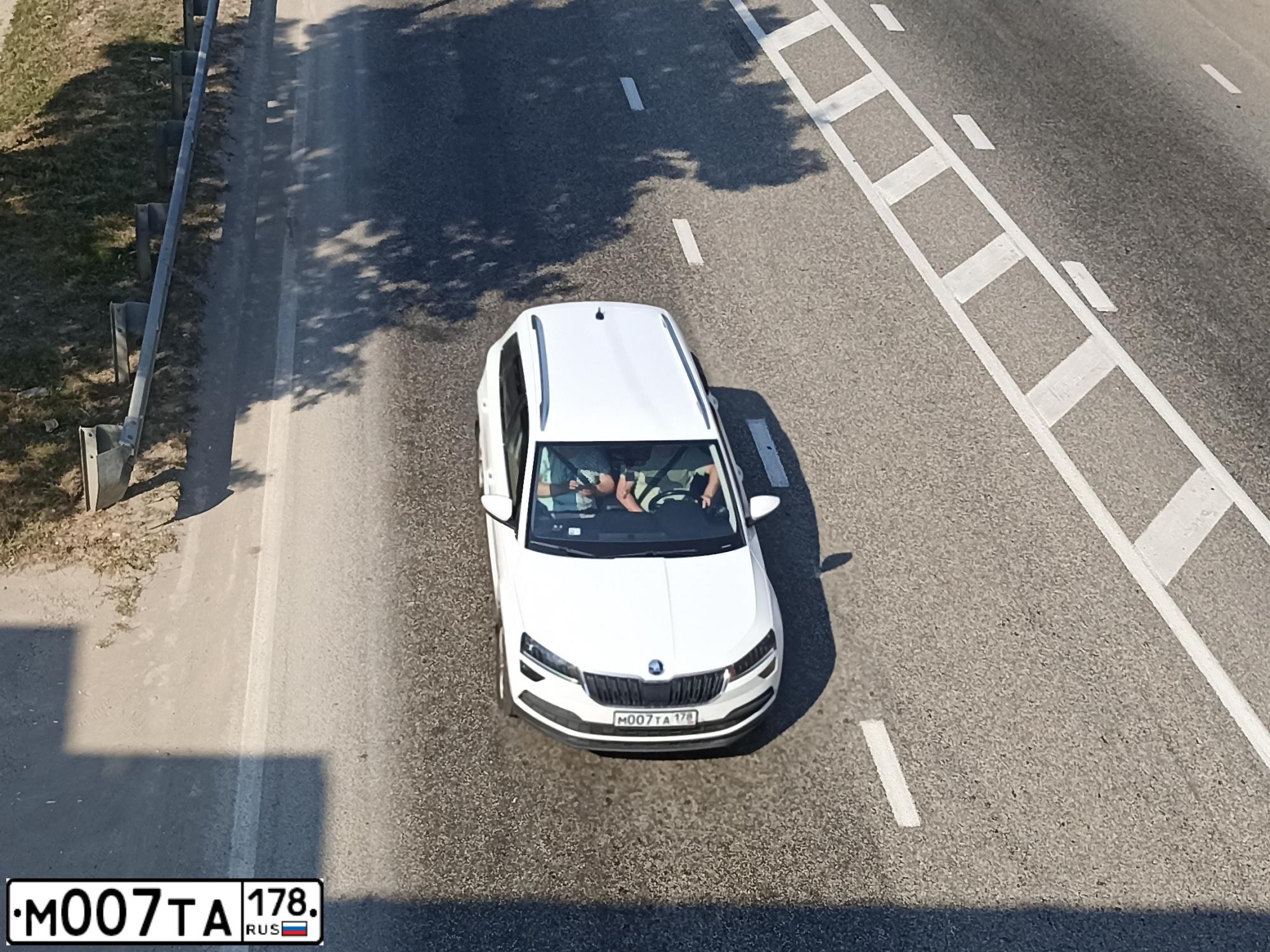 Фото автомобиля SKODA KAROQ, 2020 — госномер М007ТА178. Цвет: Белый