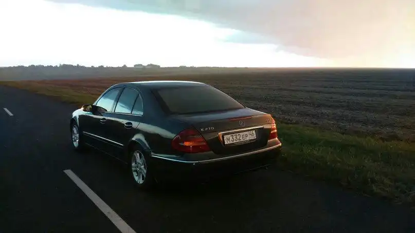 Фото автомобиля MERCEDES E-KLASSE, 2002 — госномер Р803СО46. Цвет: ЧЕРНЫЙ