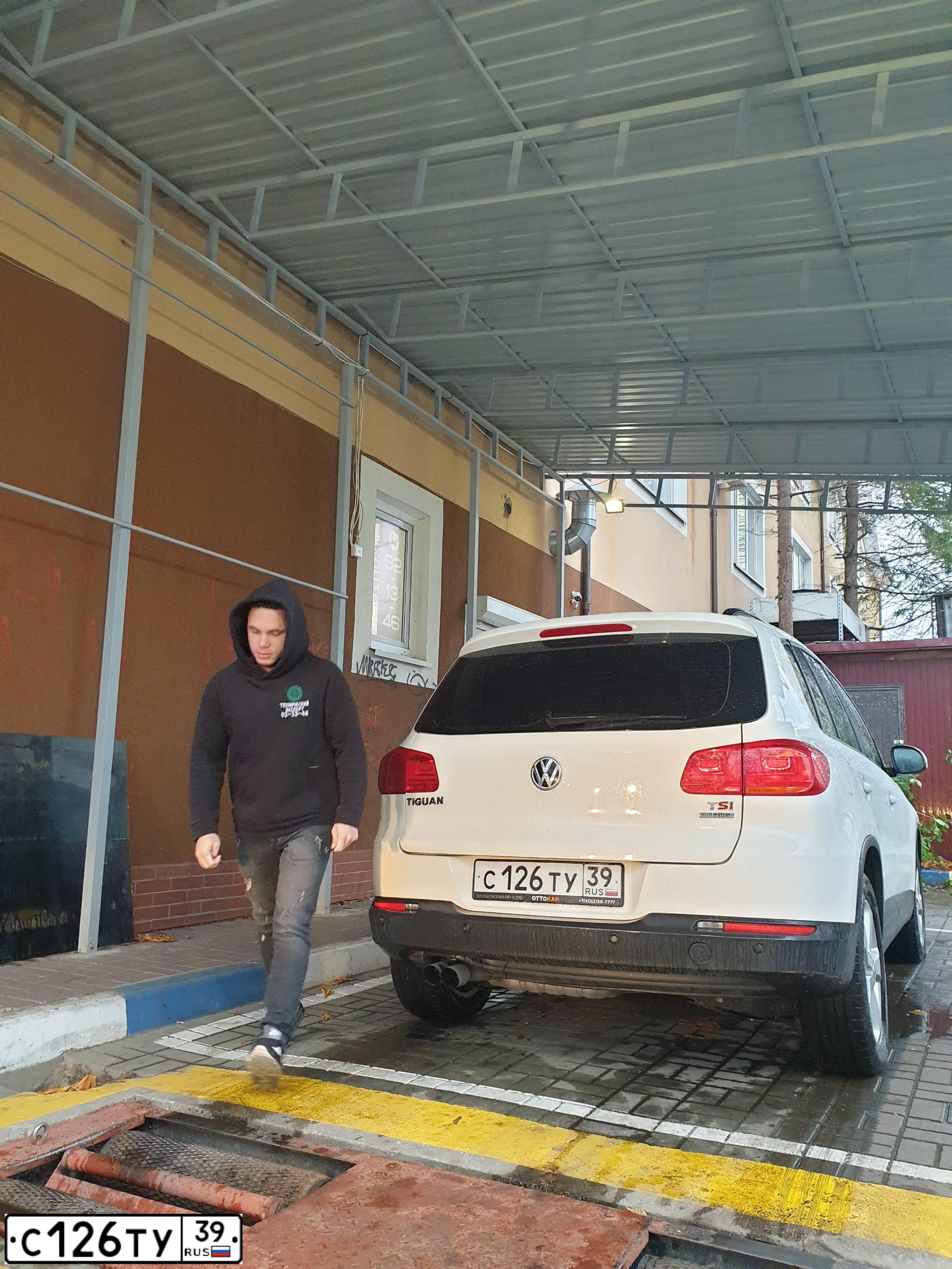 Фото автомобиля VOLKSWAGEN TIGUAN, 2013 — госномер К909ОК77. Цвет: Белый