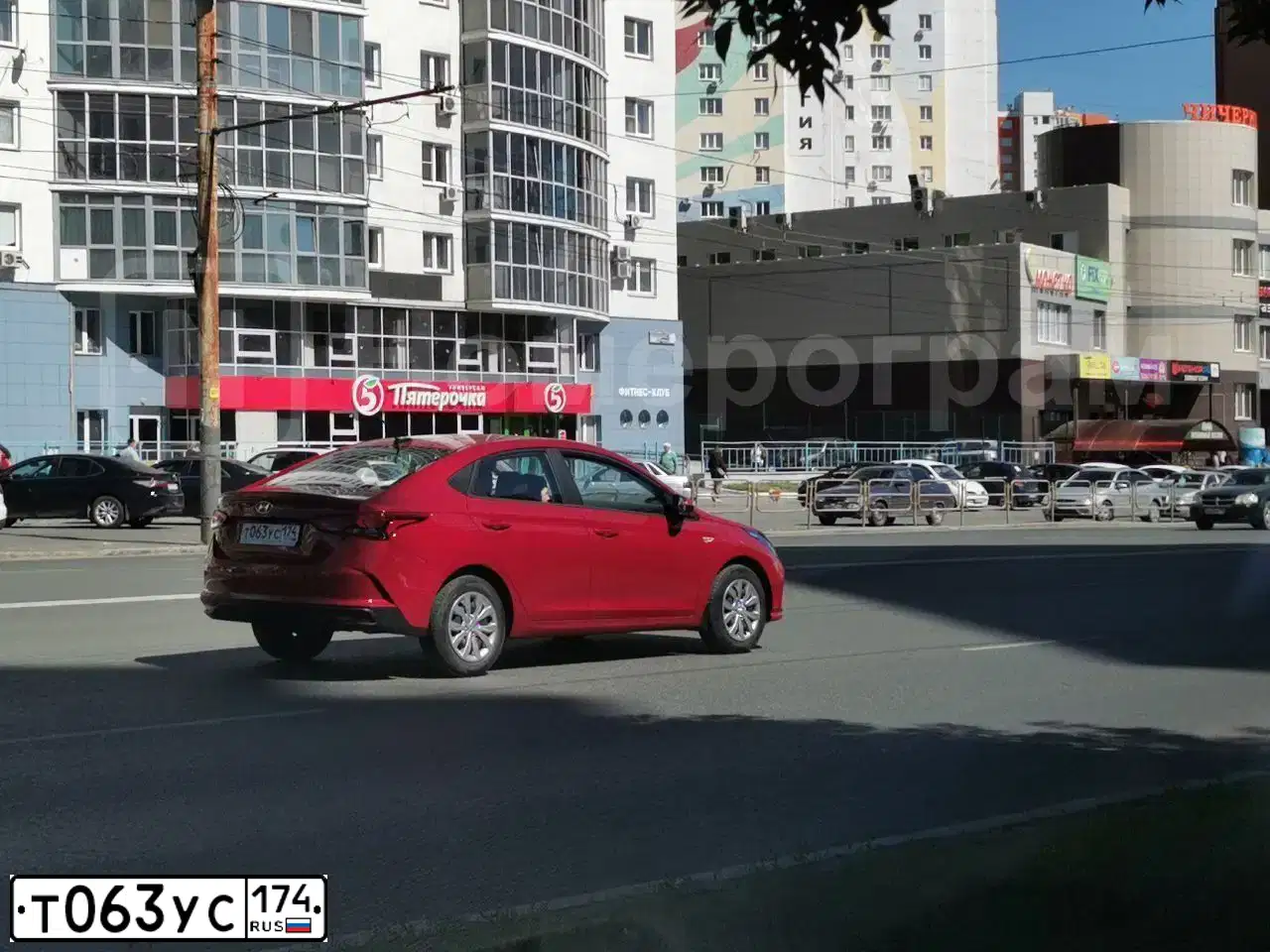 Фото автомобиля HYUNDAI SOLARIS, 2020 — госномер Т063УС174. Цвет: Красный
