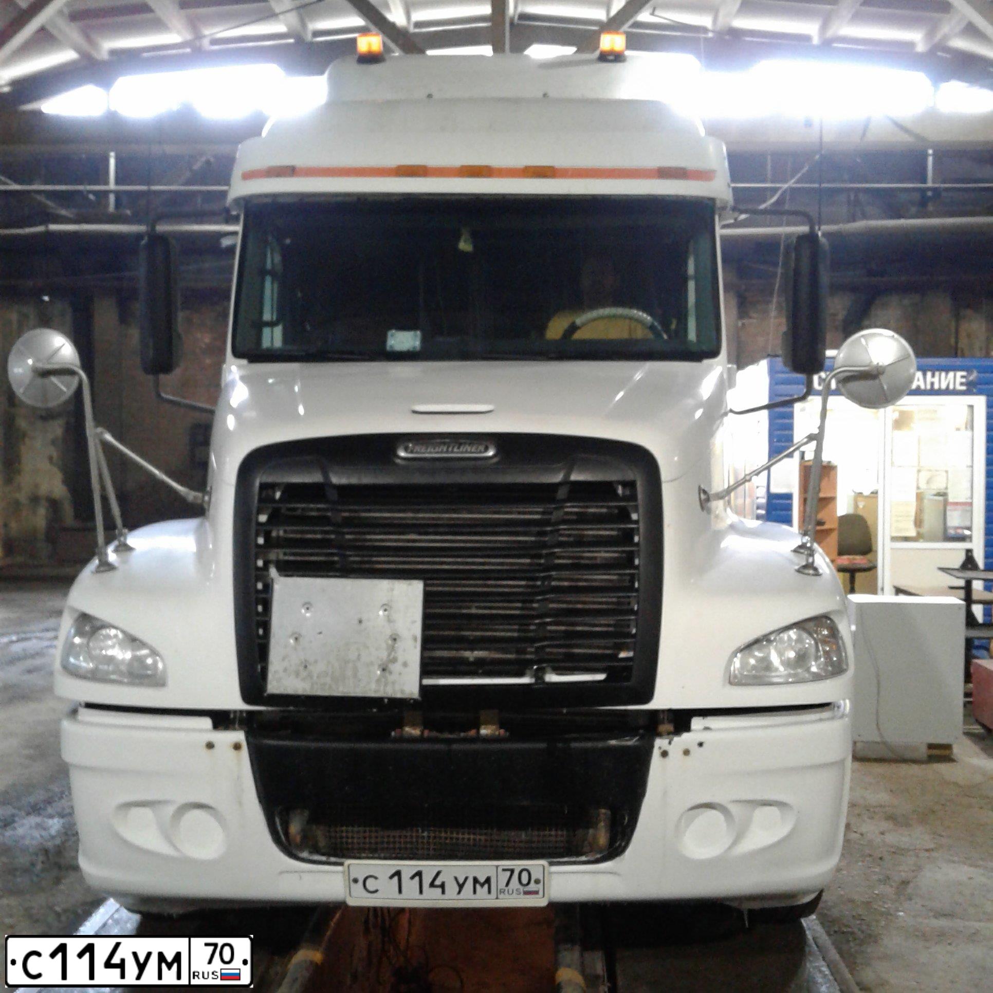 Фото автомобиля FREIGHTLINER CENTURY S/T, 2003 — госномер С114УМ70. Цвет: Белый