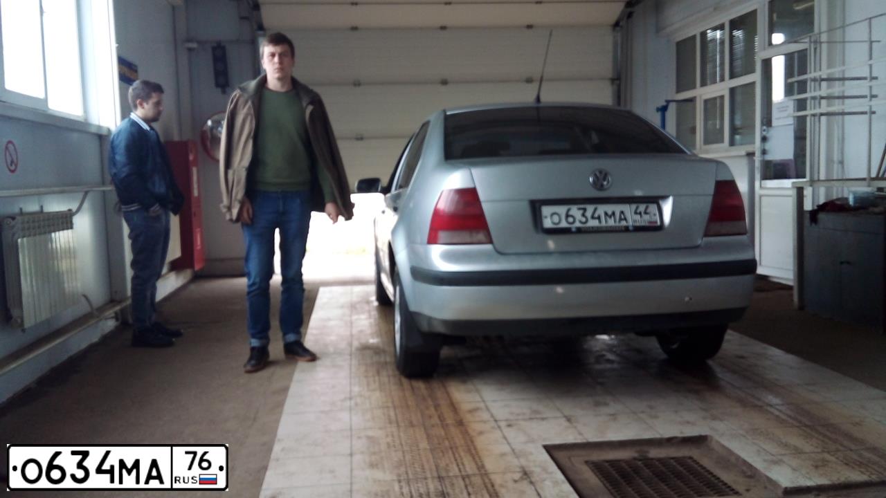 Фото автомобиля VOLKSWAGEN BORA, 2002 — госномер С357СР76. Цвет: Серый