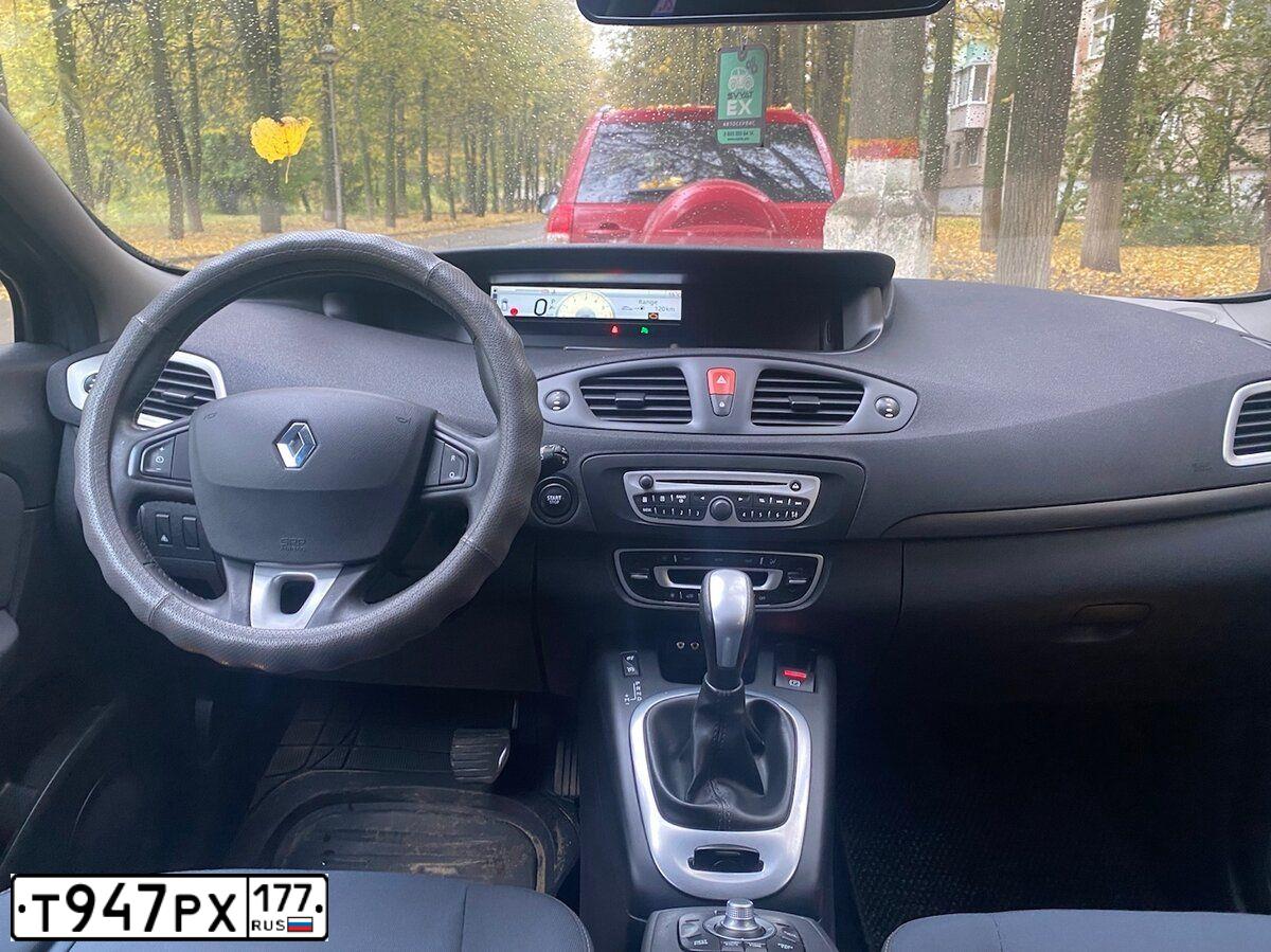 Фото автомобиля FORD MONDEO, 2002 — госномер У025ХА38. Цвет: Белый
