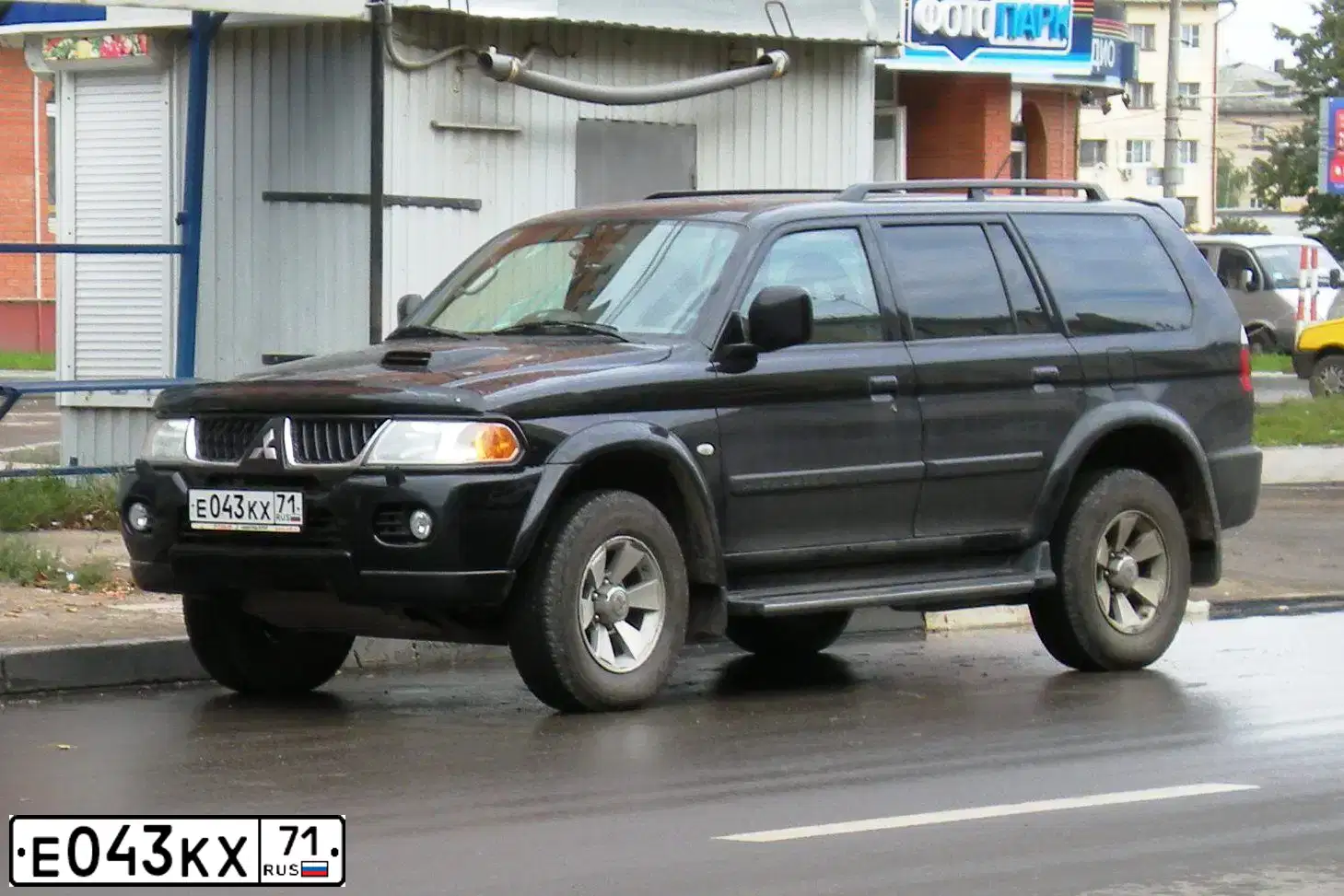 Фото автомобиля MITSUBISHI PAJERO SPORT, 2006 — госномер Е043КХ71. Цвет: ЧЕРНЫЙ