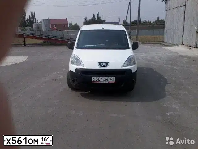 Фото автомобиля PEUGEOT PARTNER, 2011 — госномер Р900ВА761. Цвет: Белый
