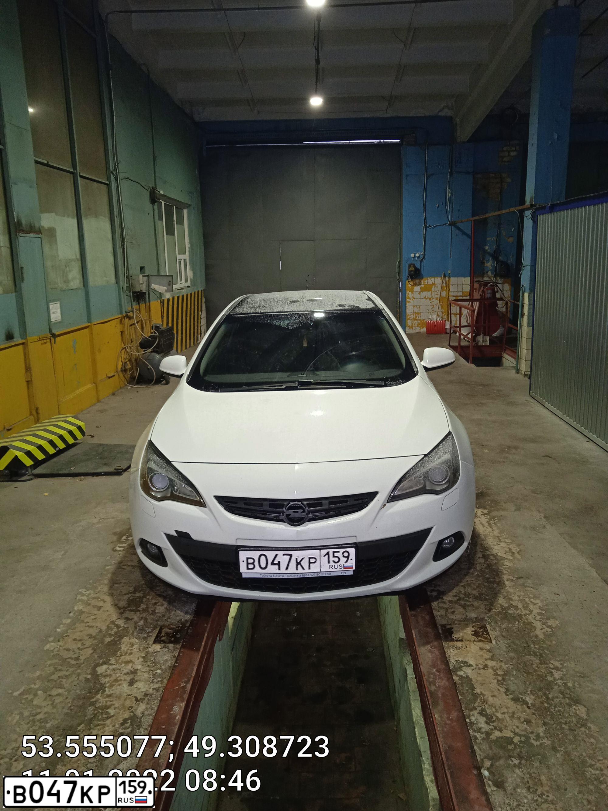 Фото автомобиля ОПЕЛЬ ASTRA GTC P-J/SW, 2012 — госномер М951АМ164. Цвет: Белый