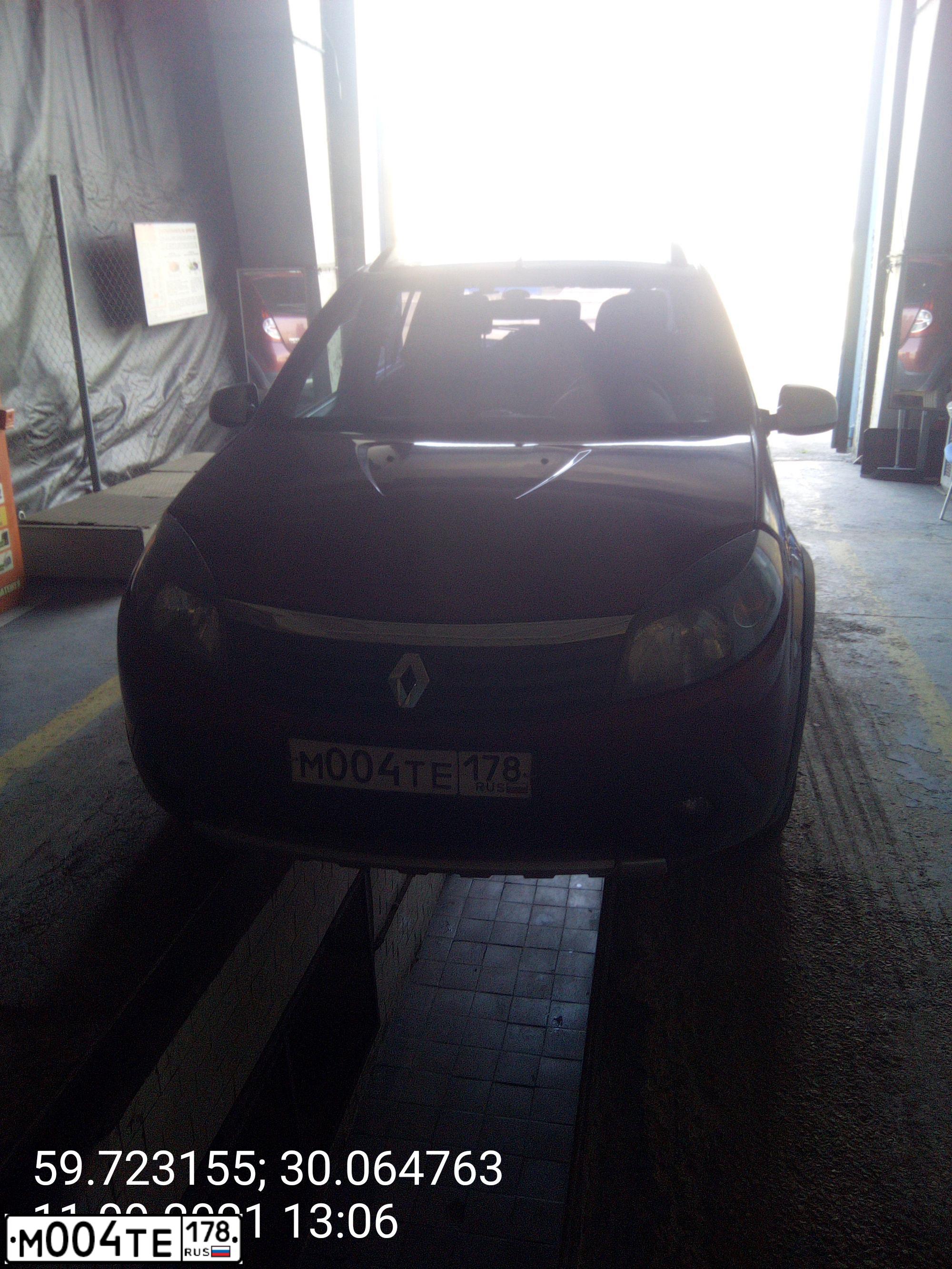 Фото автомобиля RENAULT SANDERO, 2012 — госномер М004ТЕ178. Цвет: КРАСНЫЙ