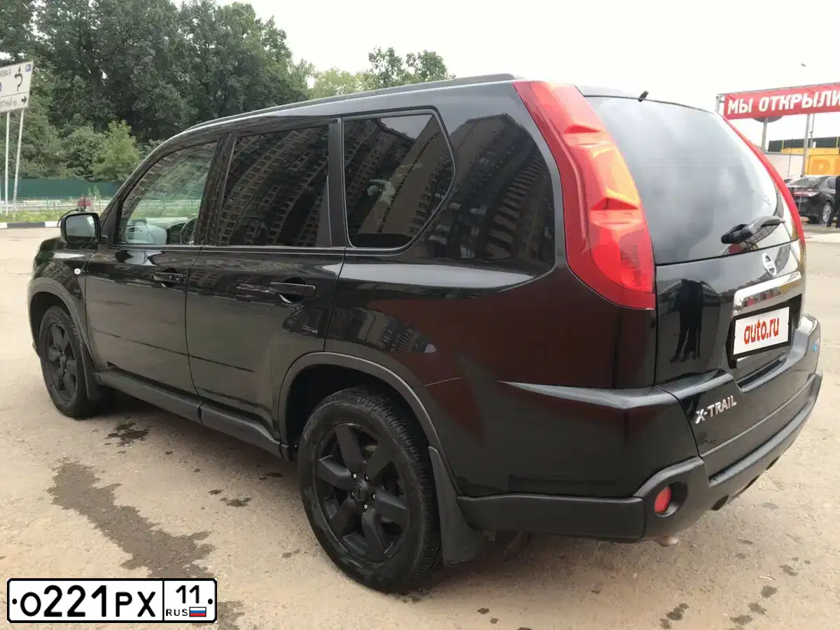 Фото автомобиля NISSAN X-TRAIL, 2010 — госномер Р512КК790. Цвет: ЧЕРНЫЙ