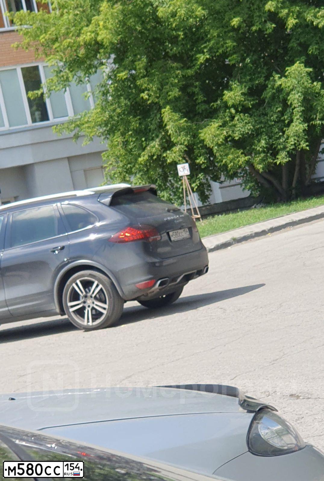 Фото автомобиля PORSCHE CAYENNE, 2012 — госномер О426ЕА04. Цвет: ЧЕРНЫЙ