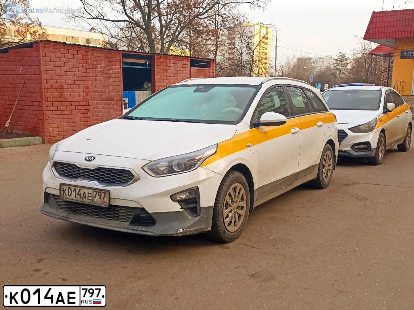 Фото автомобиля KIA CEE'D, 2019 — госномер К014АЕ797. Цвет: БЕЛЫЙ-ЖЕЛТЫЙ-СЕРЫЙ