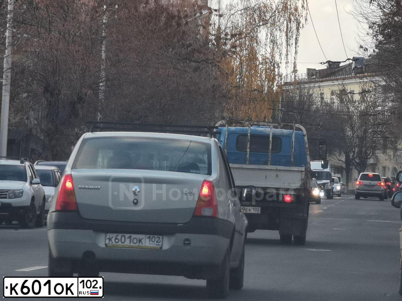 Фото автомобиля RENAULT ЛОГАН SR, 2008 — госномер Е477ВМ702. Цвет: СЕРЫЙ