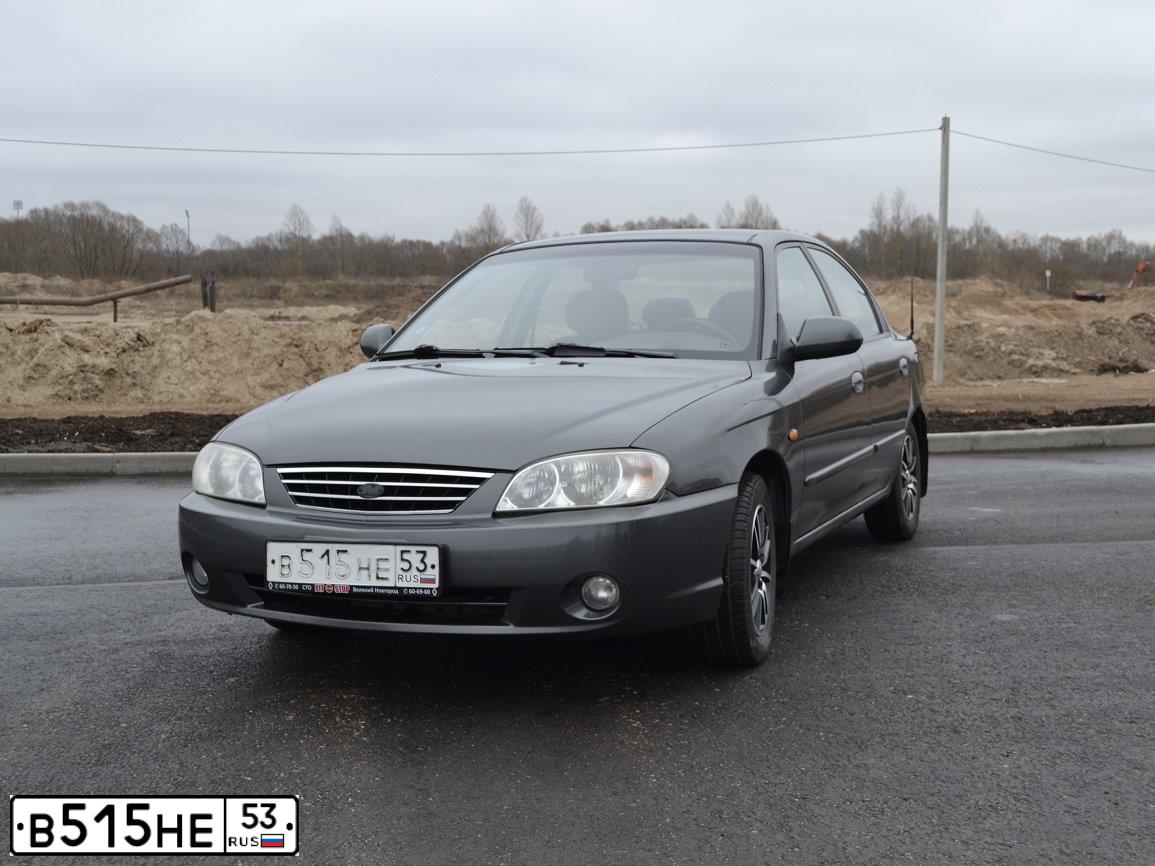 Фото автомобиля KIA SPECTRA, 2006 — госномер Е221КЕ53. Цвет: СЕРОЕ ОЛОВО