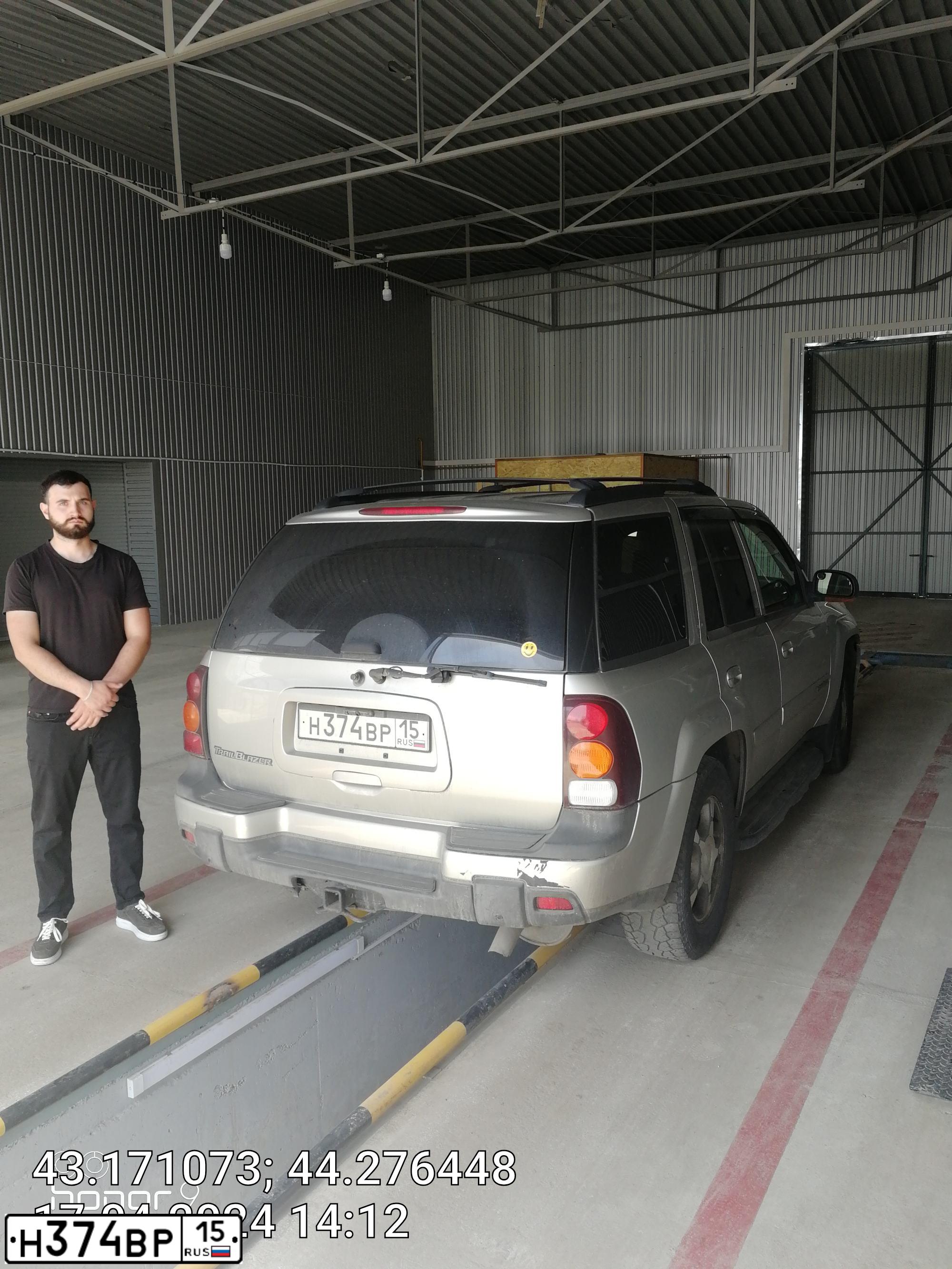 Фото автомобиля CHEVROLET TRAILBLAZER, 2003 — госномер М583ТТ15. Цвет: Серебристый