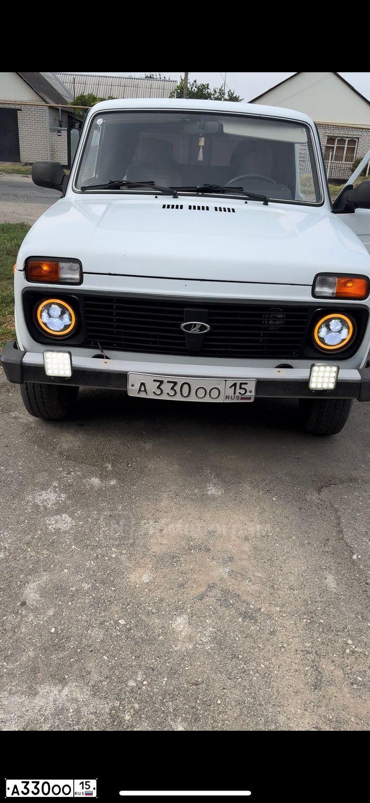 Фото автомобиля LADA 2121 NIVA, 2013 — госномер А330ОО15. Цвет: ЯРКО-БЕЛЫЙ