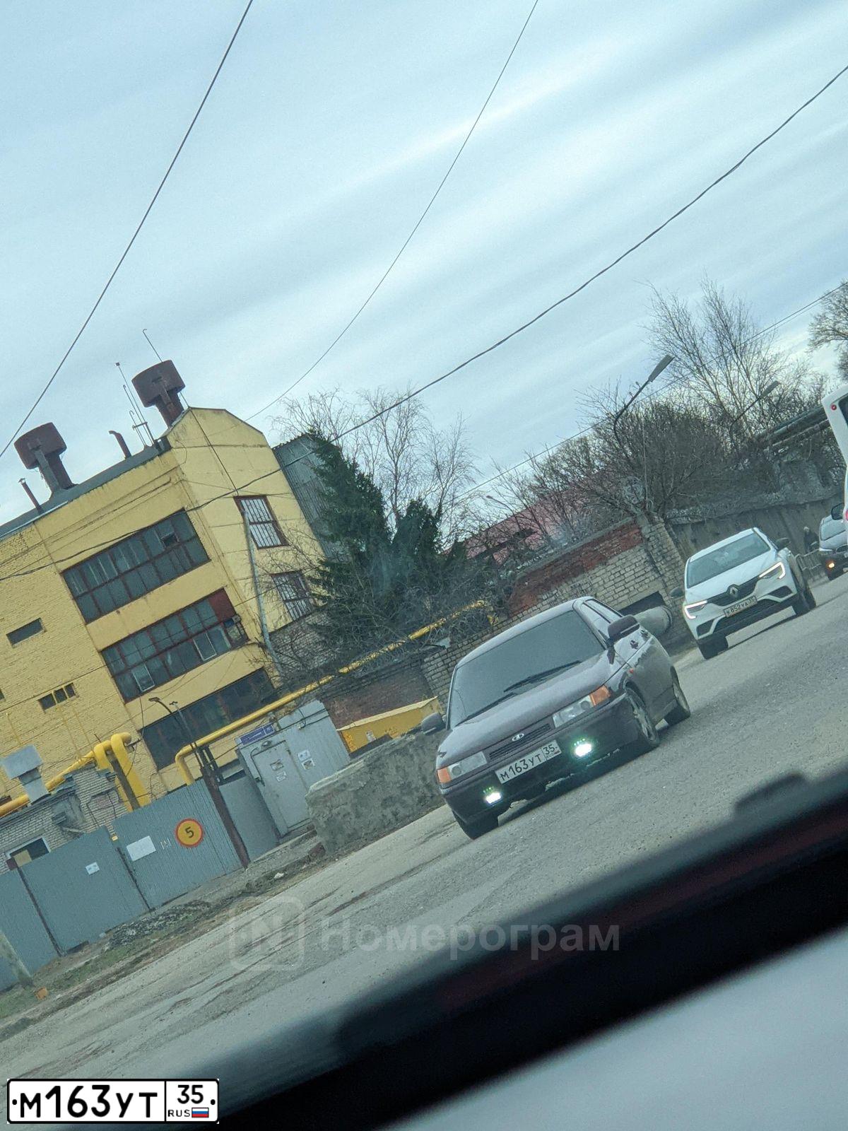 Фото автомобиля LADA 2112, 2007 — госномер М413МЕ35. Цвет: ВИШНЕВЫЙ
