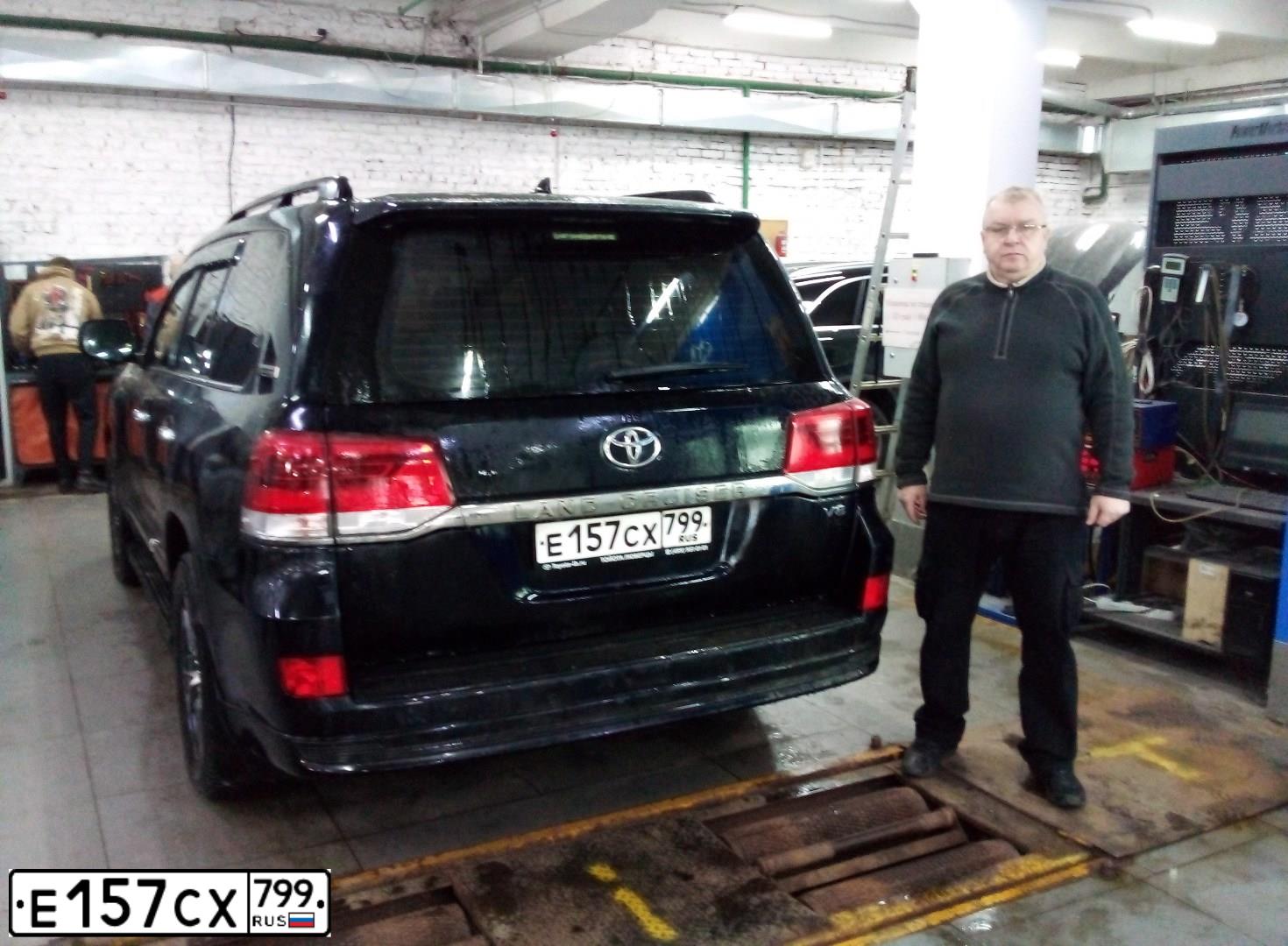 Фото автомобиля TOYOTA LANDCRUISER 200, 2020 — госномер Е157СХ799. Цвет: ЧЕРНЫЙ