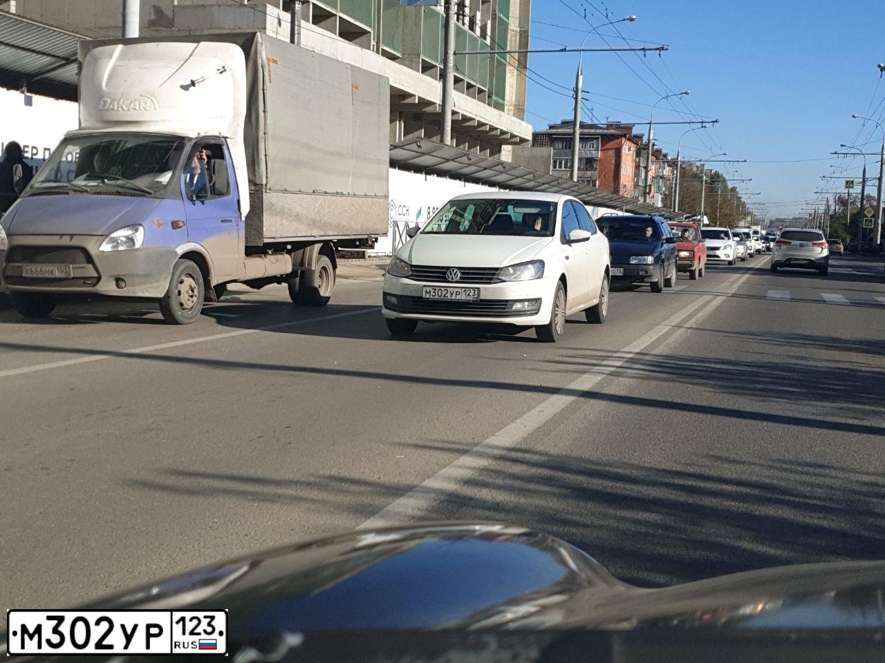 Фото автомобиля VOLKSWAGEN POLO, 2018 — госномер М302УР123. Цвет: БЕЛЫЙ