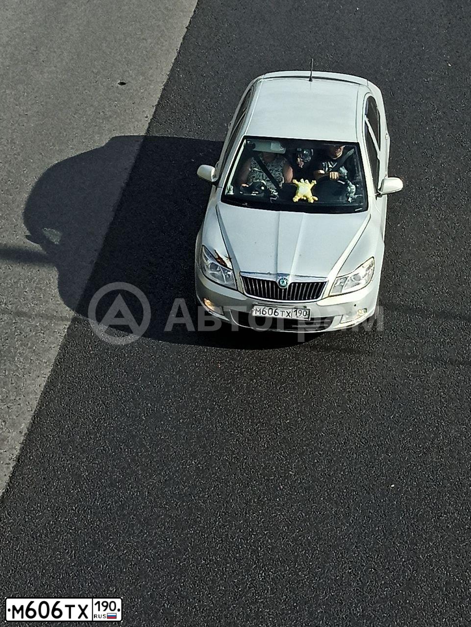 Фото автомобиля SKODA OCTAVIA, 2012 — госномер М606ТХ190. Цвет: Серебристо-Желтый