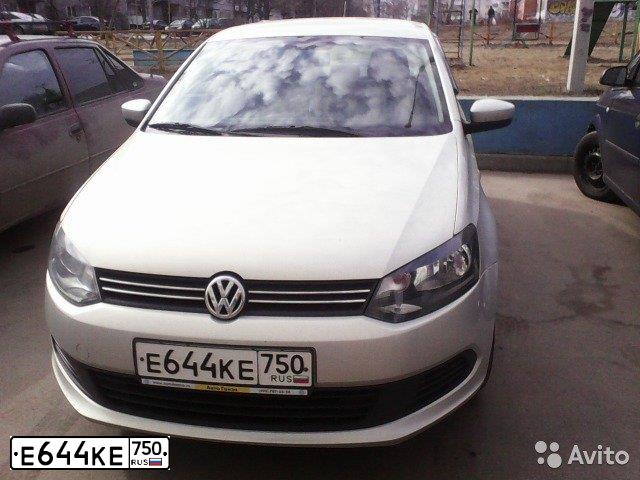 Фото автомобиля VOLKSWAGEN POLO, 2014 — госномер Е644КЕ750. Цвет: Серебристо-Желтый