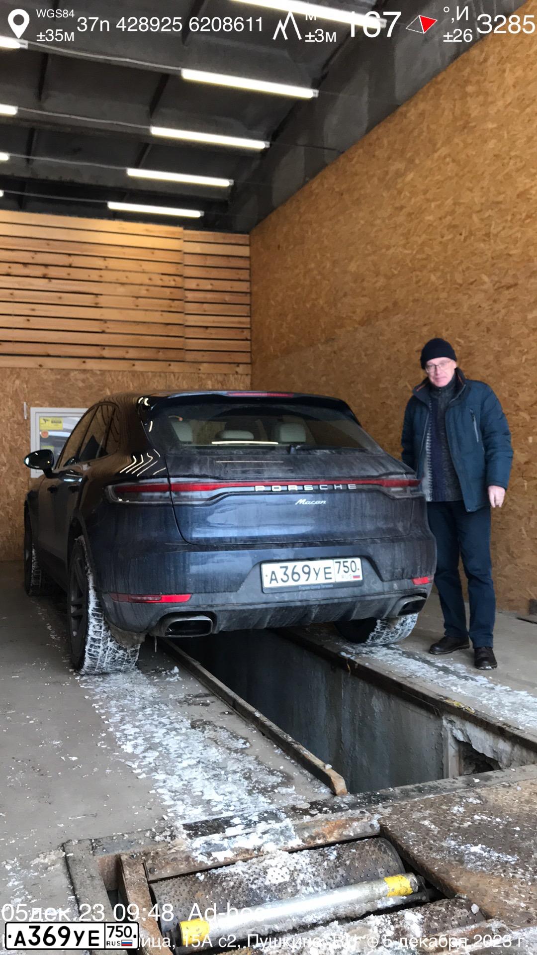 Фото автомобиля PORSCHE MACAN, 2019 — госномер А369УЕ750. Цвет: синий