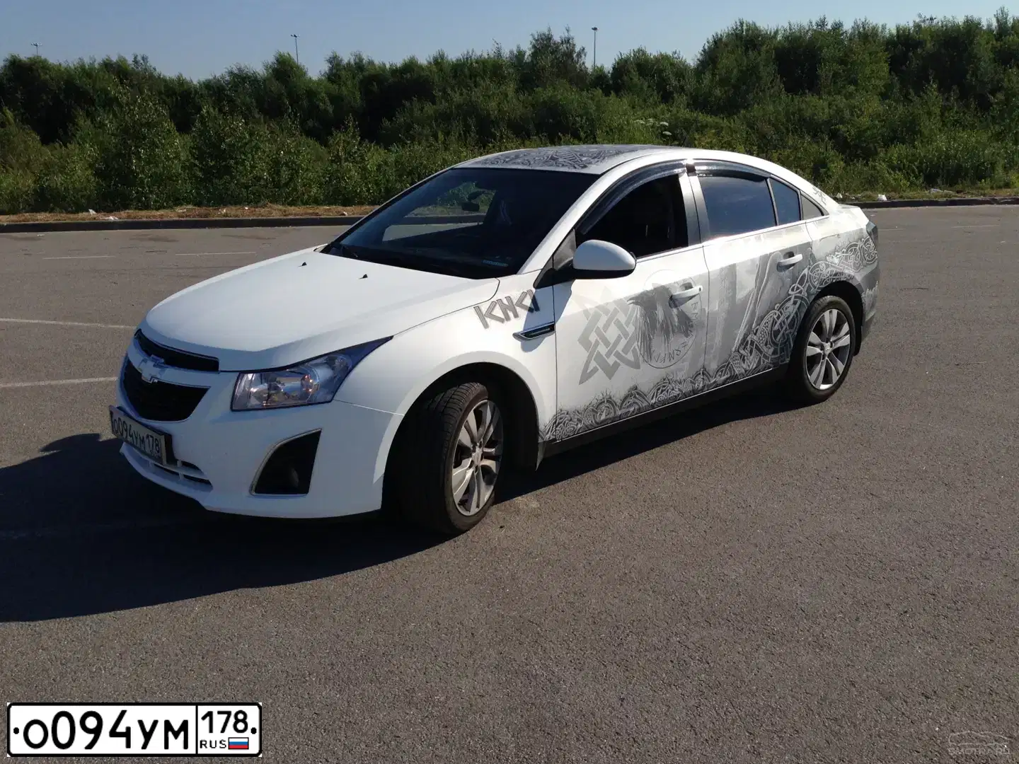 Фото автомобиля CHEVROLET CRUZE, 2013 — госномер О094УМ178. Цвет: БЕЛЫЙ
