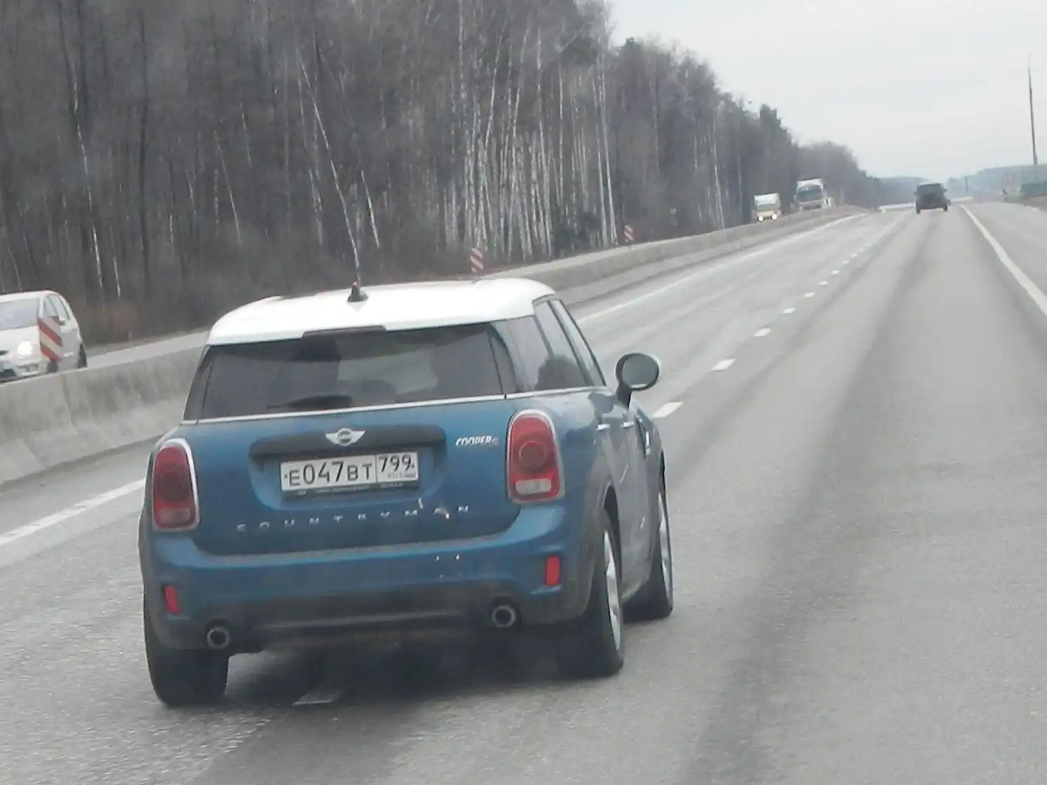 Фото автомобиля MINI MINI COOPER COUNTRYMAN, 2017 — госномер В911УВ799. Цвет: СИНИЙ-БЕЛЫЙ