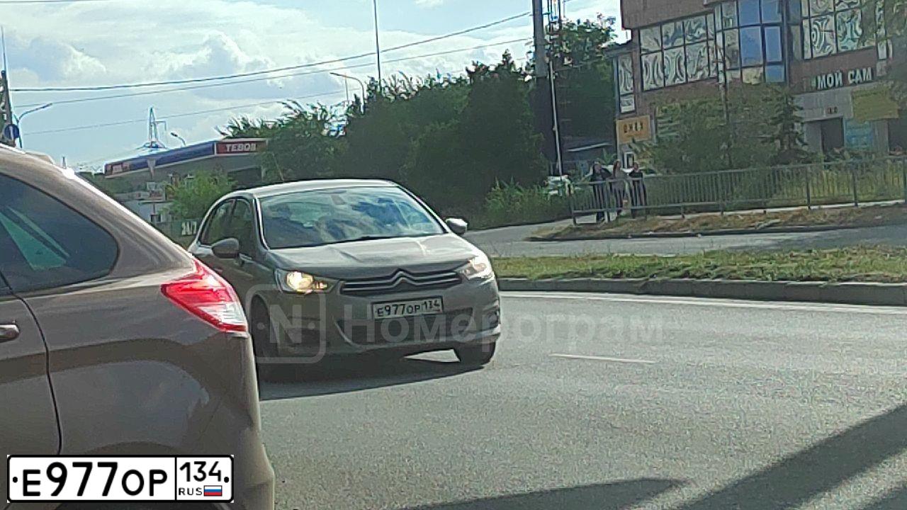 Фото автомобиля CITROEN C4, 2011 — госномер Е977ОР134. Цвет: БЕЖЕВЫЙ