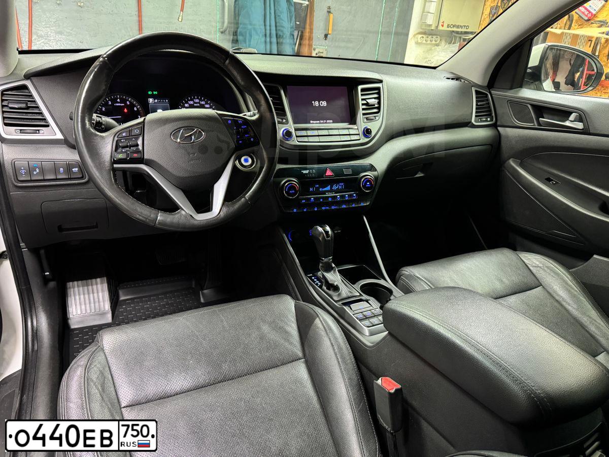 Фото автомобиля HYUNDAI TUCSON, 2015 — госномер О440ЕВ750. Цвет: БЕЛЫЙ