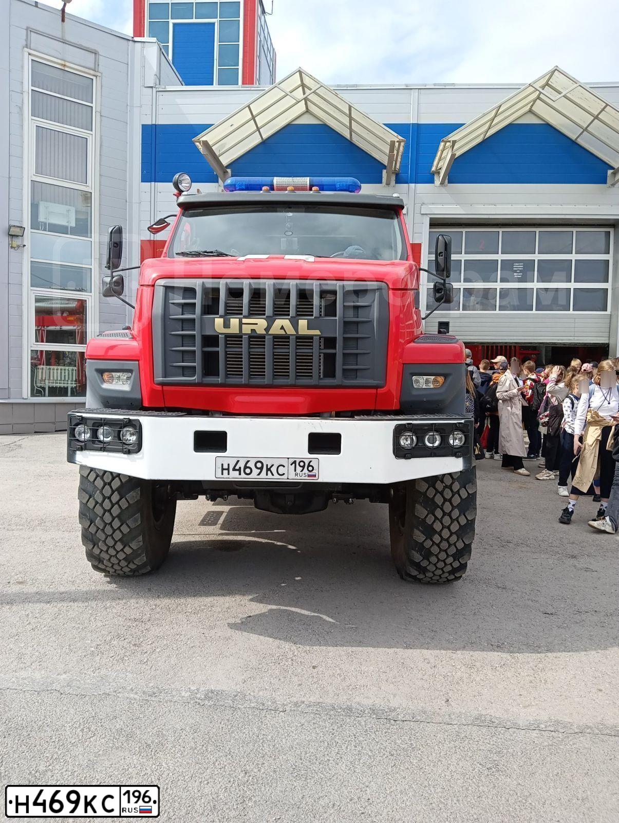 Фото автомобиля URAL 5557 /6X6/, 2020 — госномер Н469КС196. Цвет: ЦВ СХ А8 ПО ГОСТ Р 50574-2019