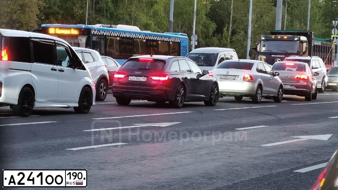 Фото автомобиля BMW SERIE 5, 2019 — госномер М837ХР198. Цвет: ЧЕРНЫЙ