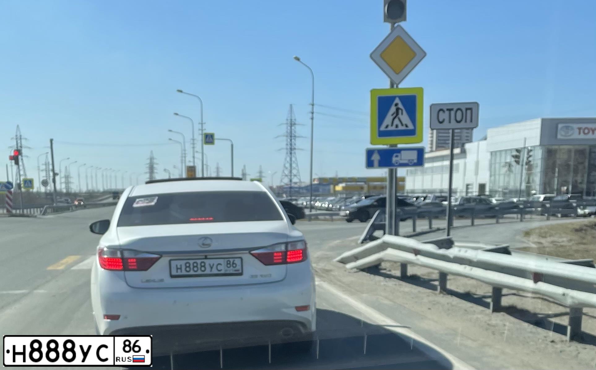 Фото автомобиля TOYOTA LANDCRUISER 200, 2013 — госномер Н888УС86. Цвет: Белый