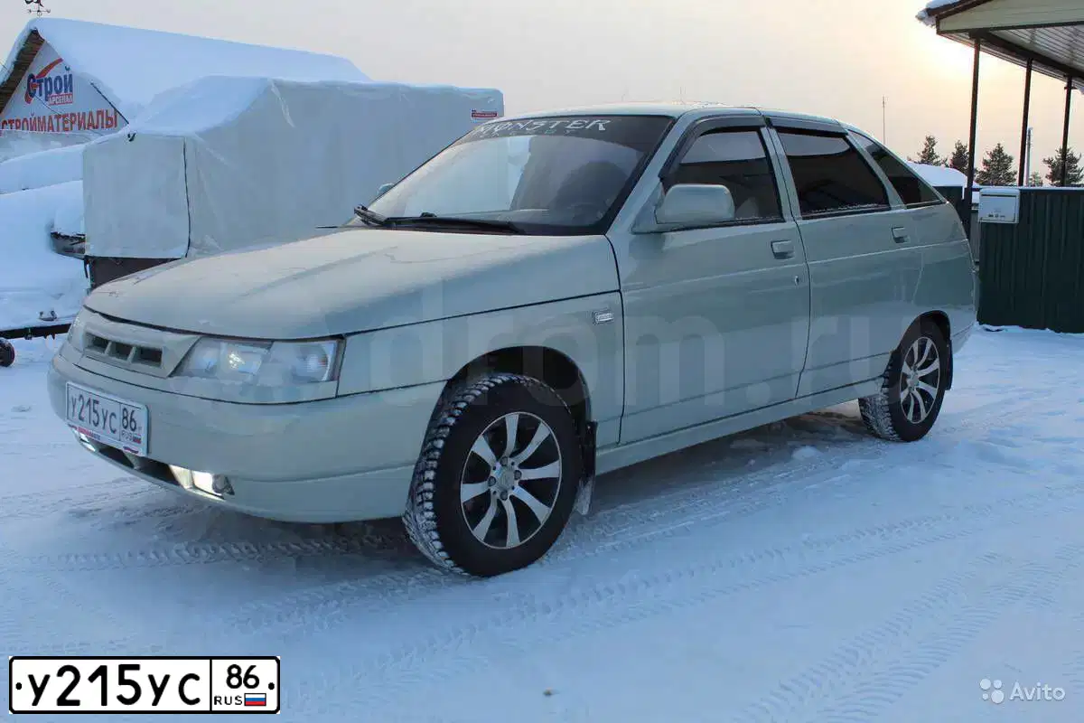 Фото автомобиля LADA 2112, 2004 — госномер У215УС86. Цвет: МОЛОЧНО-БЕЛЫЙ СЕРЕБРИСТЫЙ