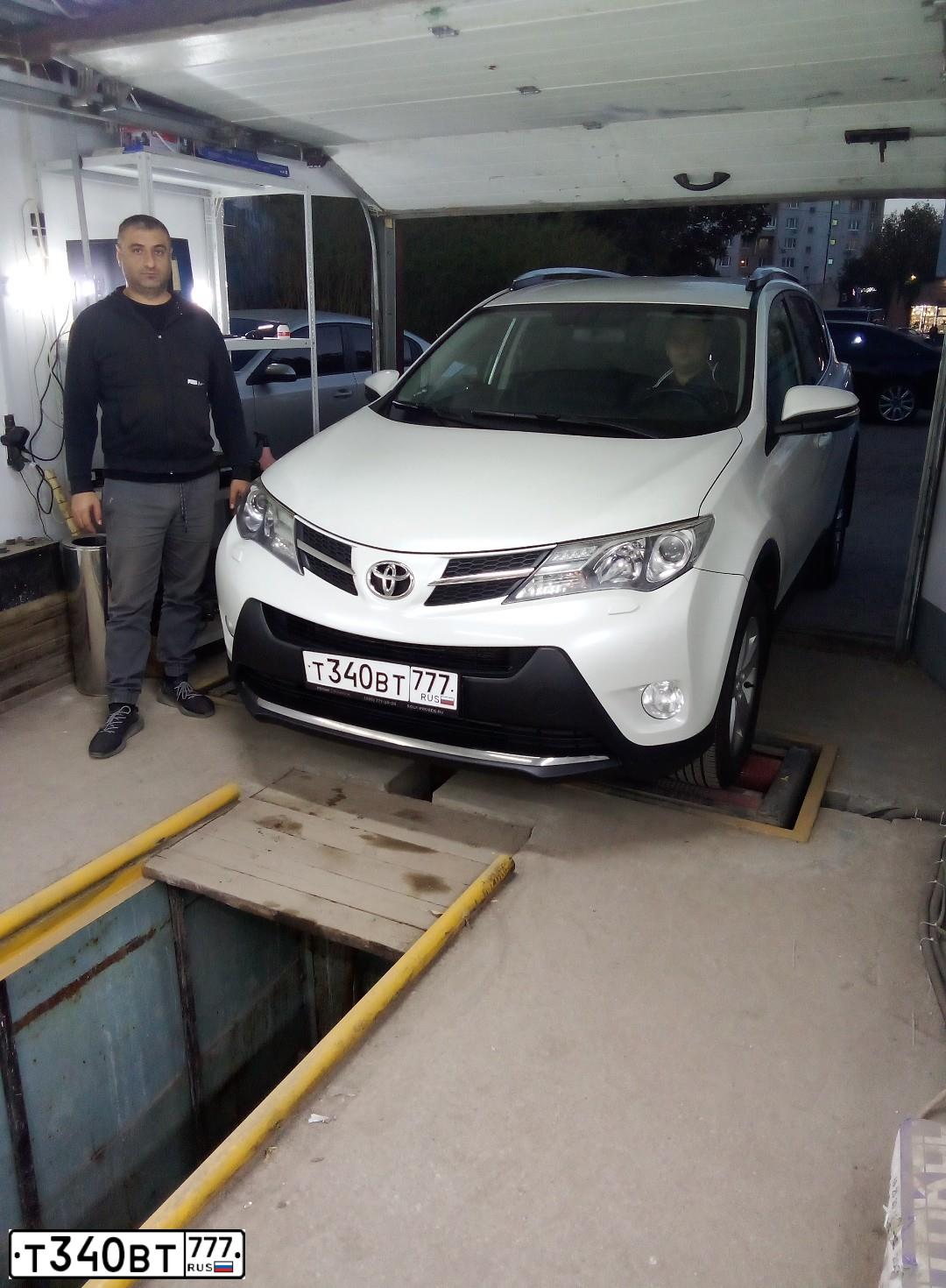 Фото автомобиля TOYOTA RAV4, 2014 — госномер Е148НВ164. Цвет: Белый