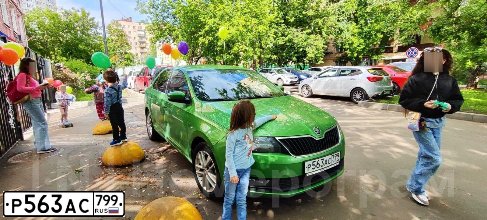 Фото автомобиля SKODA RAPID, 2017 — госномер Р563АС799. Цвет: ЗЕЛЕНЫЙ