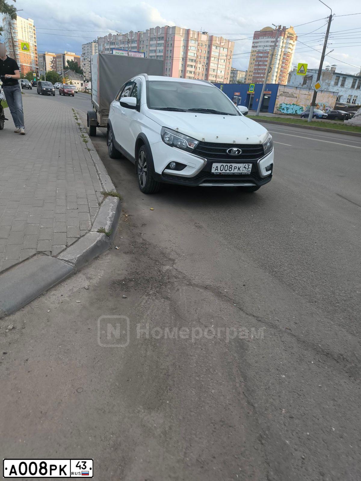 Фото автомобиля LADA VESTA, 2018 — госномер А008РК43. Цвет: БЕЛЫЙ