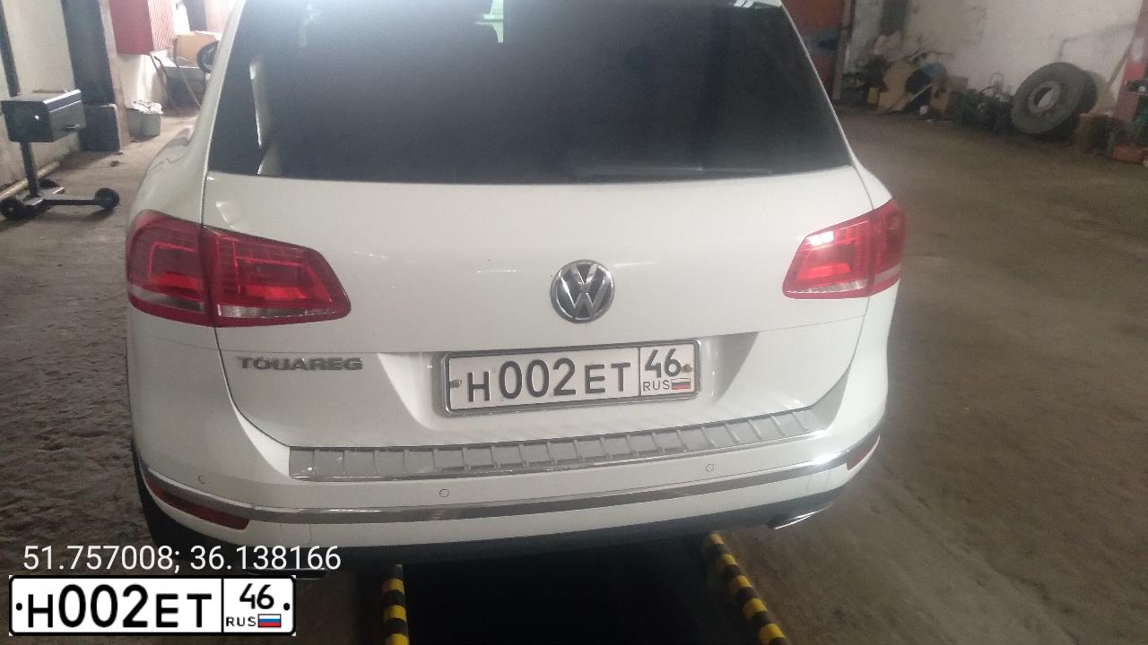 Фото автомобиля VOLKSWAGEN TOUAREG, 2017 — госномер Н002ЕТ46. Цвет: Белый