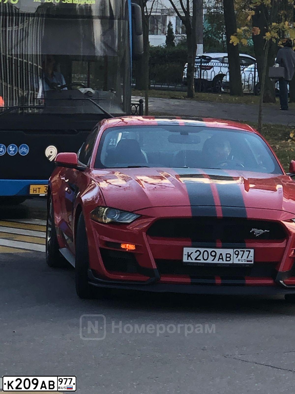 Фото автомобиля FORD MUSTANG, 2017 — госномер К209АВ977. Цвет: Красный
