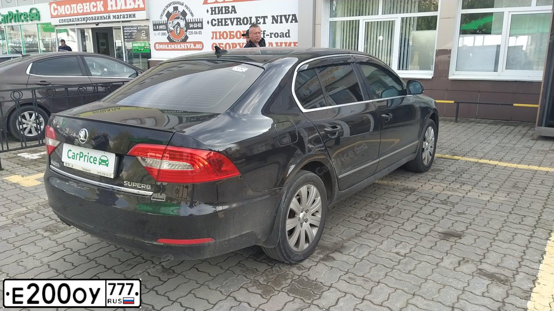 Фото автомобиля SKODA SUPERB, 2013 — госномер Е200ОУ777. Цвет: ЧЕРНЫЙ