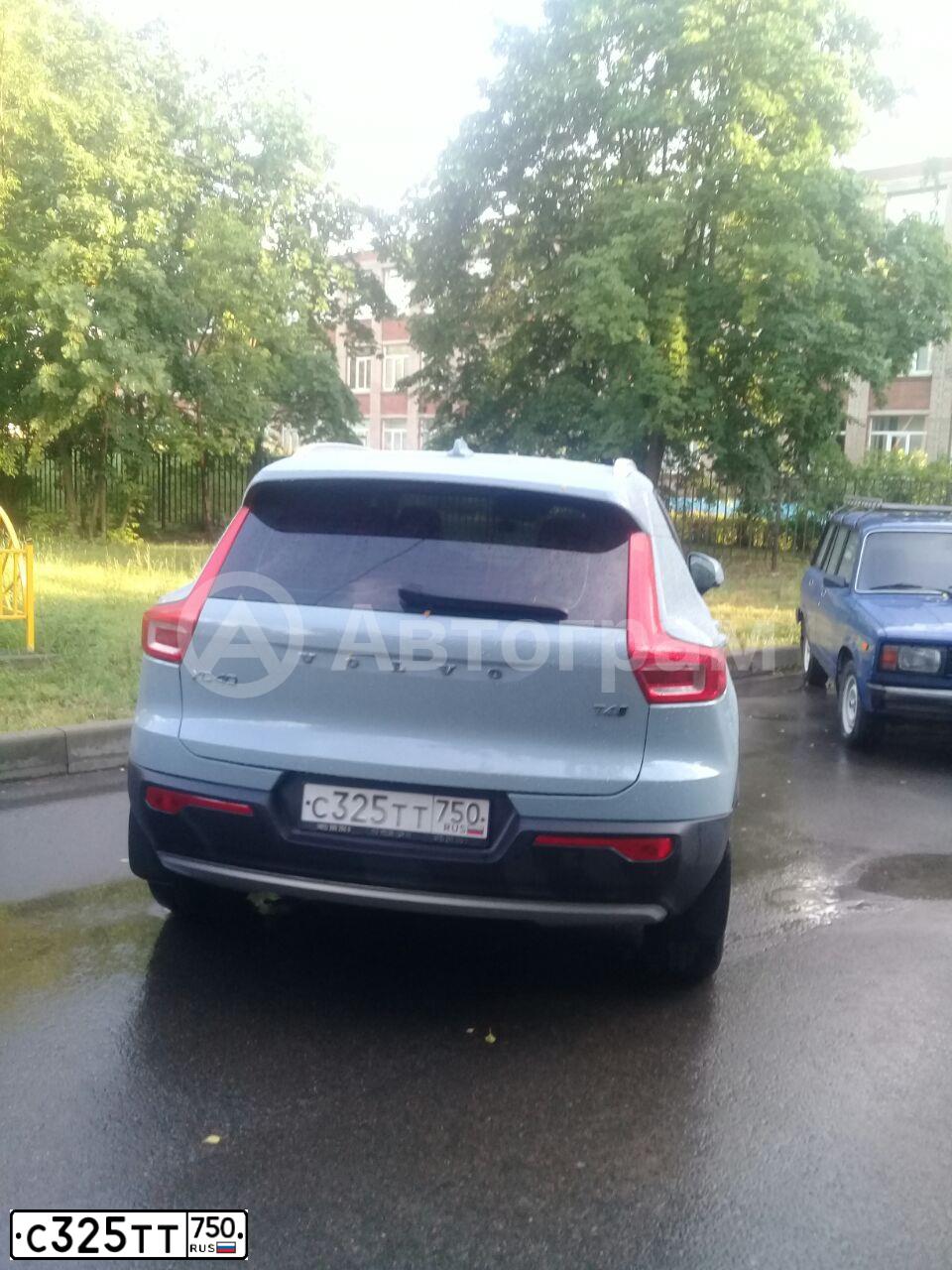 Фото автомобиля VOLVO XC40, 2018 — госномер С325ТТ750. Цвет: ГОЛУБОЙ