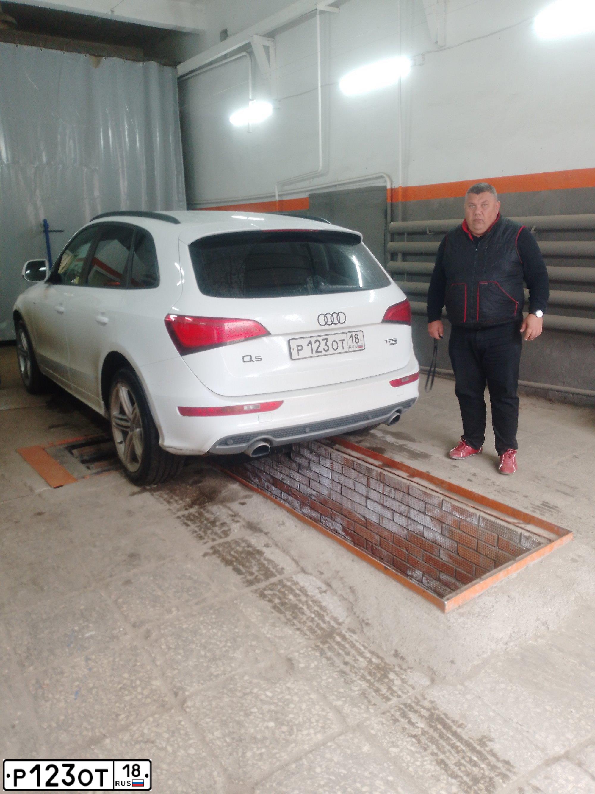 Фото автомобиля AUDI Q5, 2013 — госномер С007СВ18. Цвет: Белый