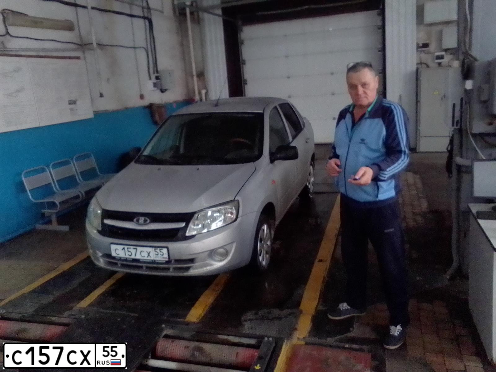 Фото автомобиля LADA 2190 GRANTA, 2013 — госномер С157СХ55. Цвет: Серебристый