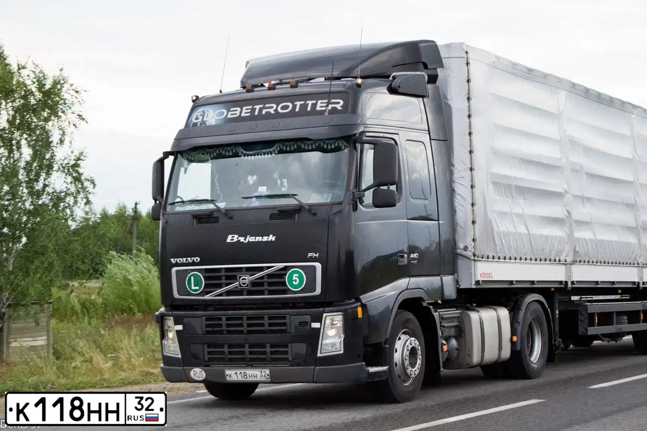 Фото автомобиля VOLVO SERIE FH, 2007 — госномер К118НН32. Цвет: ЧЕРНЫЙ