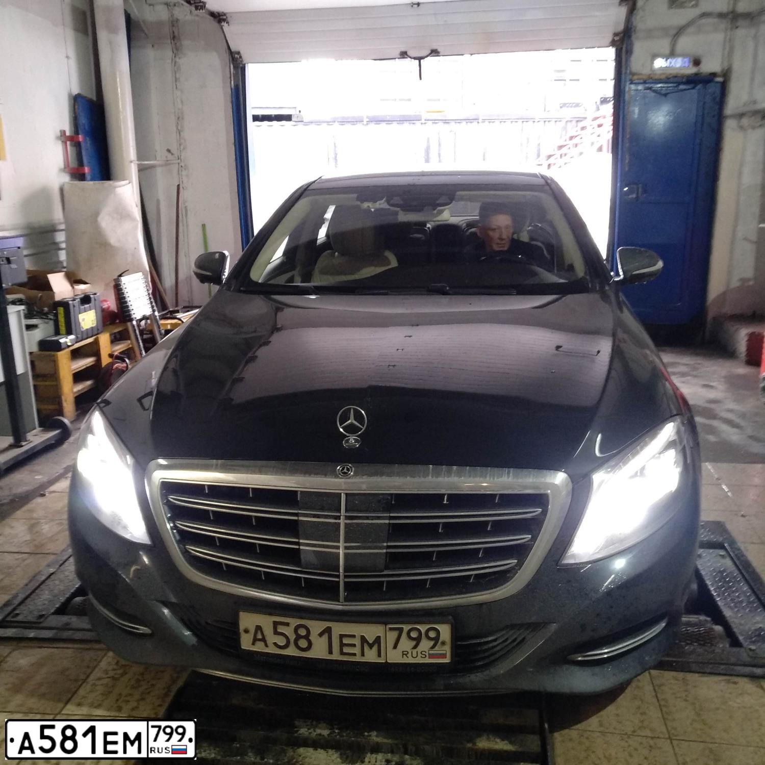 Фото автомобиля MERCEDES S-KLASSE, 2017 — госномер А581ЕМ799. Цвет: ЧЕРНО-СИНИЙ