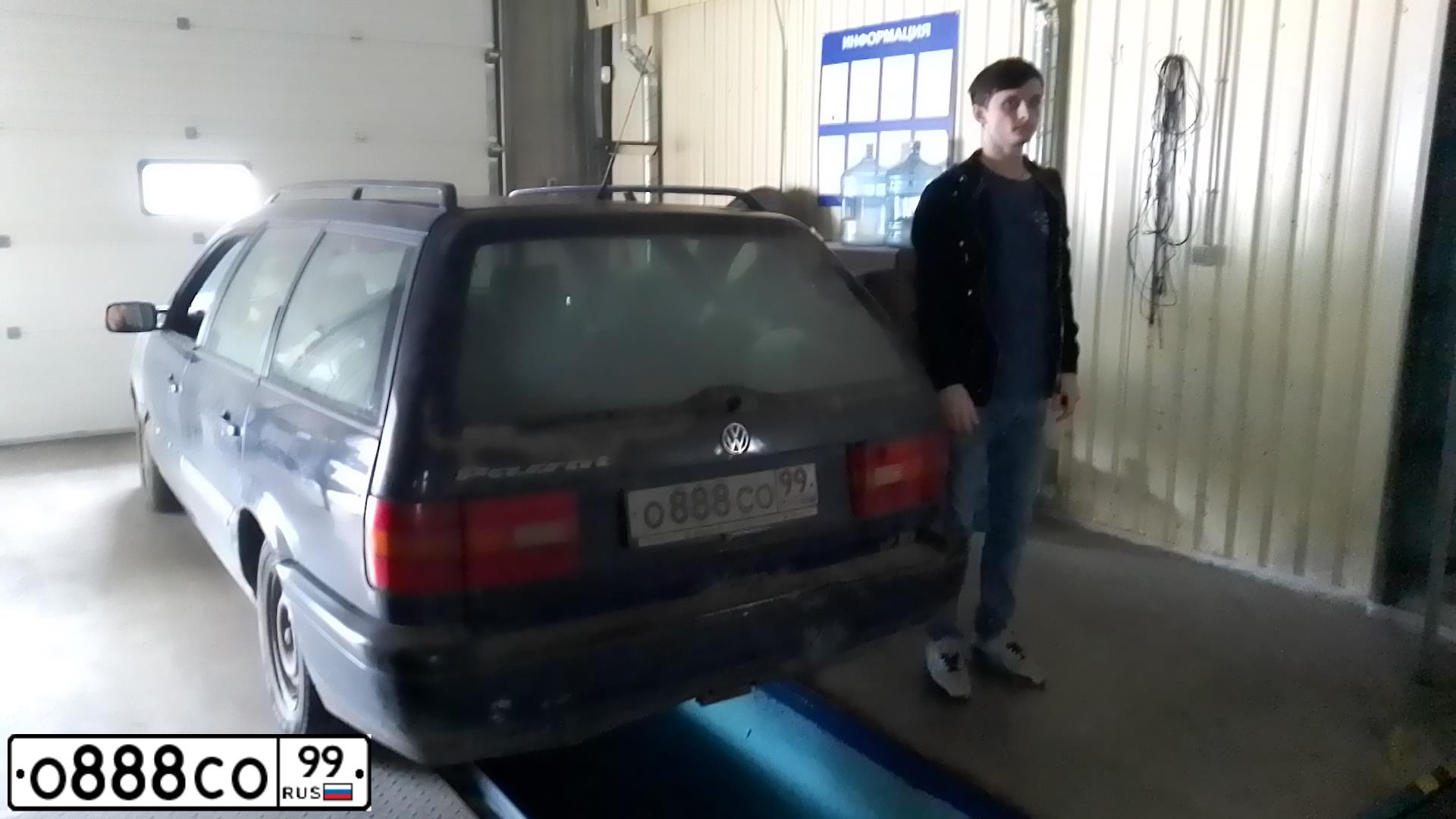 Фото автомобиля VOLKSWAGEN PASSAT, 1996 — госномер О888СО99. Цвет: синий