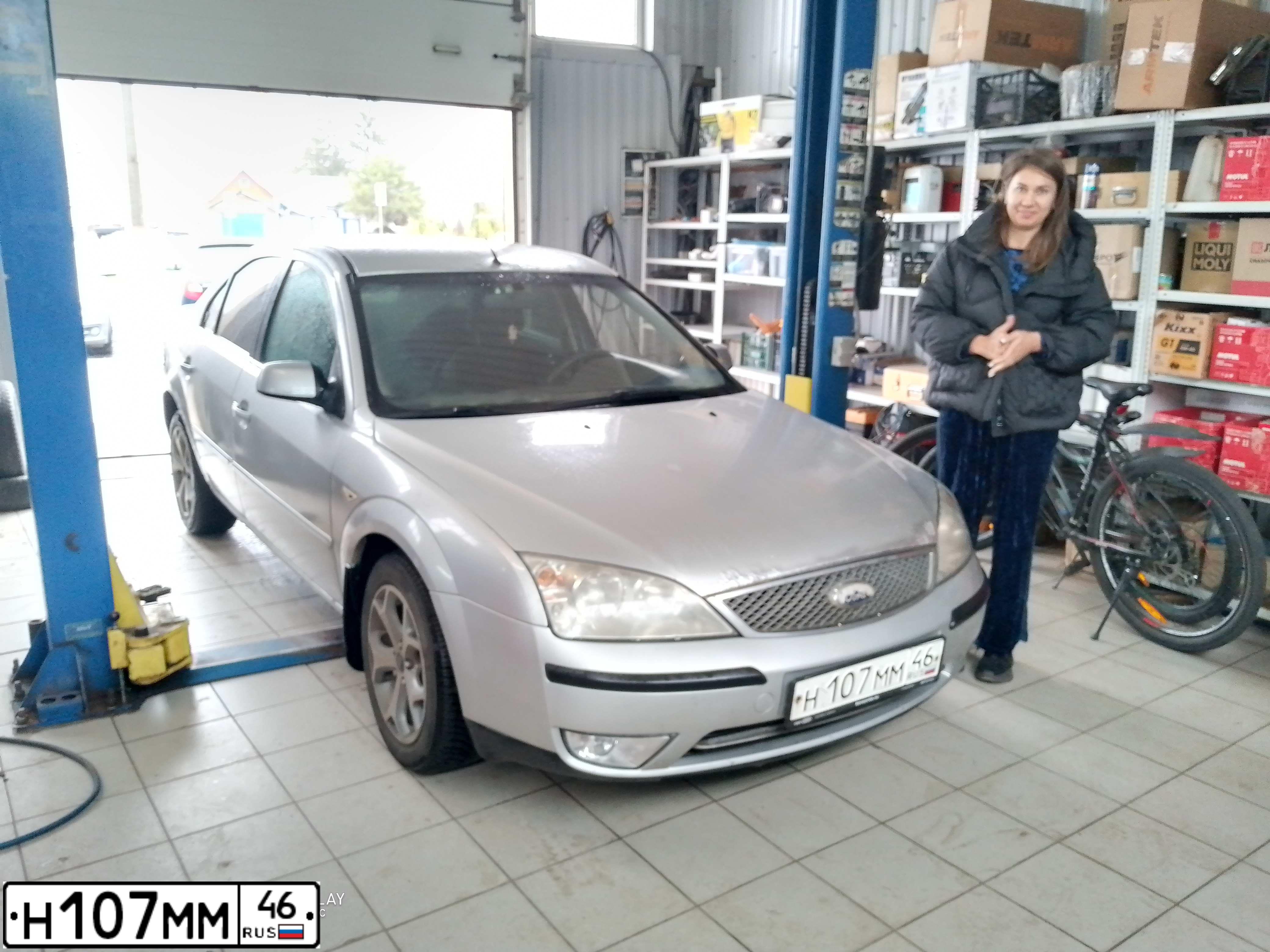 Фото автомобиля FORD MONDEO, 2004 — госномер Р895НМ46. Цвет: Серебристый
