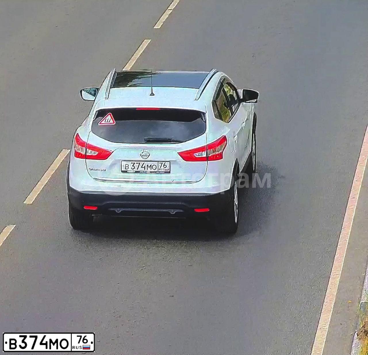 Фото автомобиля NISSAN QASHQAI, 2016 — госномер В374МО76. Цвет: БЕЛЫЙ